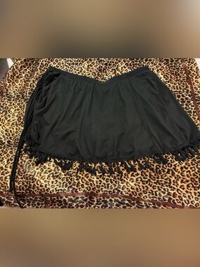 BloomChic Black swim skirt with TASSELS! 22/24. 3x